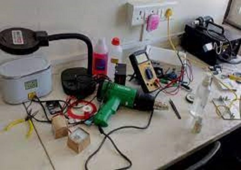 4 Qualities To Seek In The Phone Repair Shop