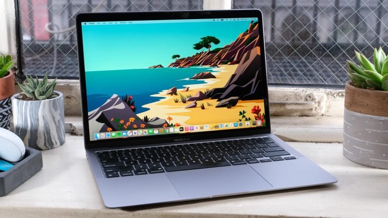 Macbook Air M1 review after 1 year of daily use